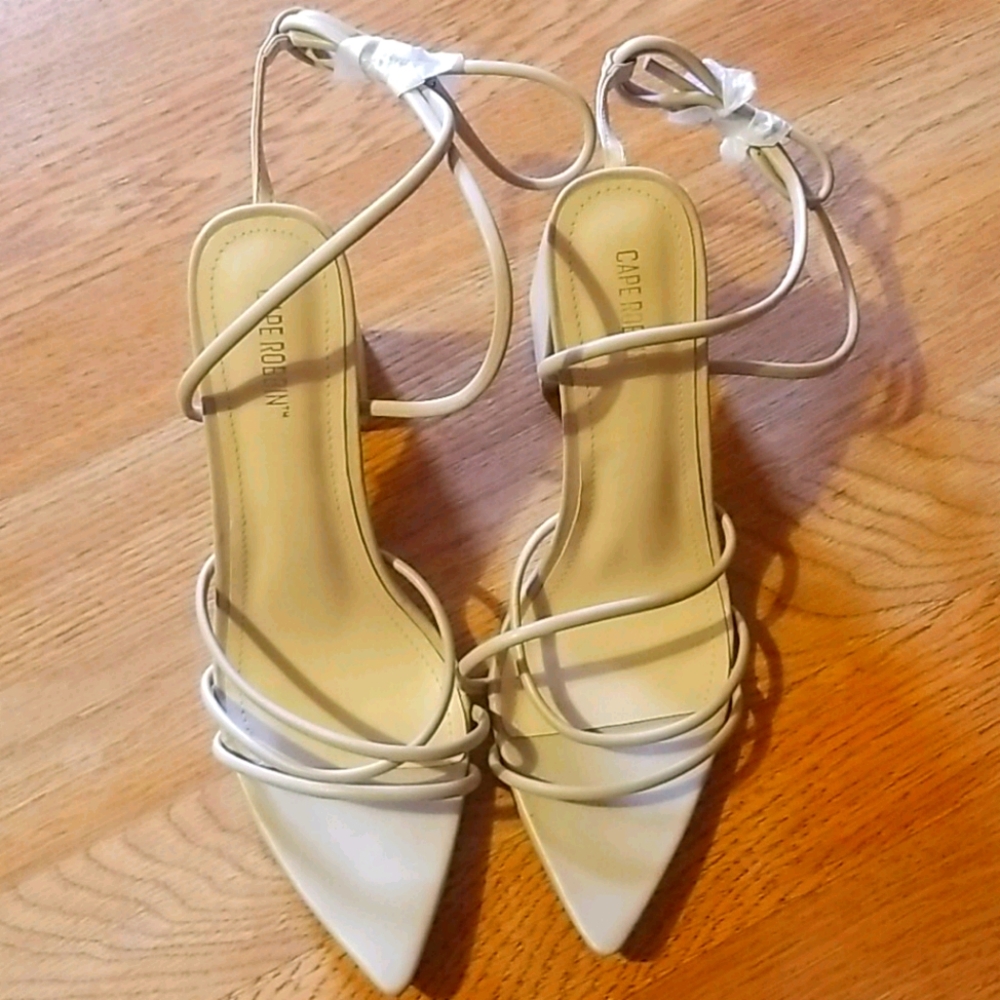 8.5 cape robin heels NEW
